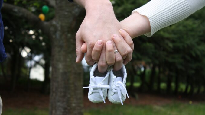 1643256391_7-Tips-on-How-to-Announce-Pregnancy-to-Family.jpg