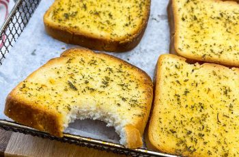 Crispy Air Fryer Garlic Bread: Quick & Easy Recipe!